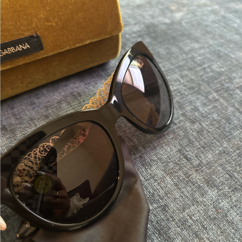 Sunglasses have no scratches only missing one gold flower